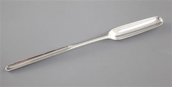 A Queen Anne Britannia standard silver marrow scoop, Length 201mm, Weight 1.1oz/ 37 grams.